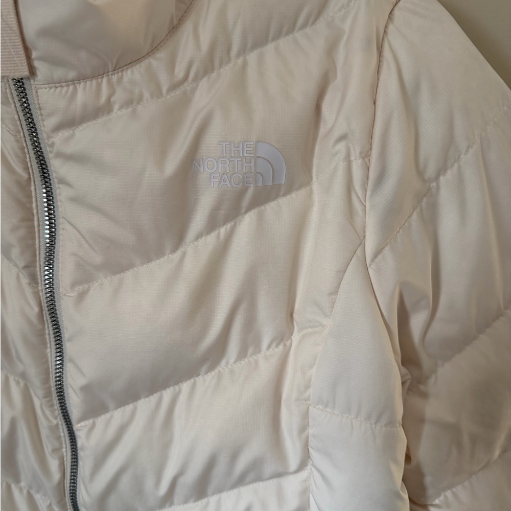 The North Face Women's White Puffer Jacket - Picture 3 of 4
